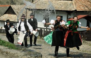 Hungarian-Easter-throwing-water-on-women-2